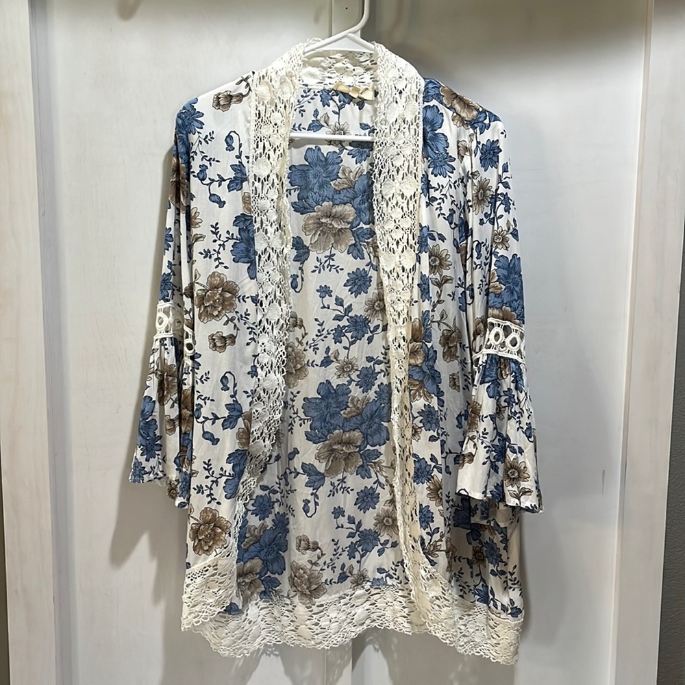 Womens flowered kimono with crochet detailing. Size M.